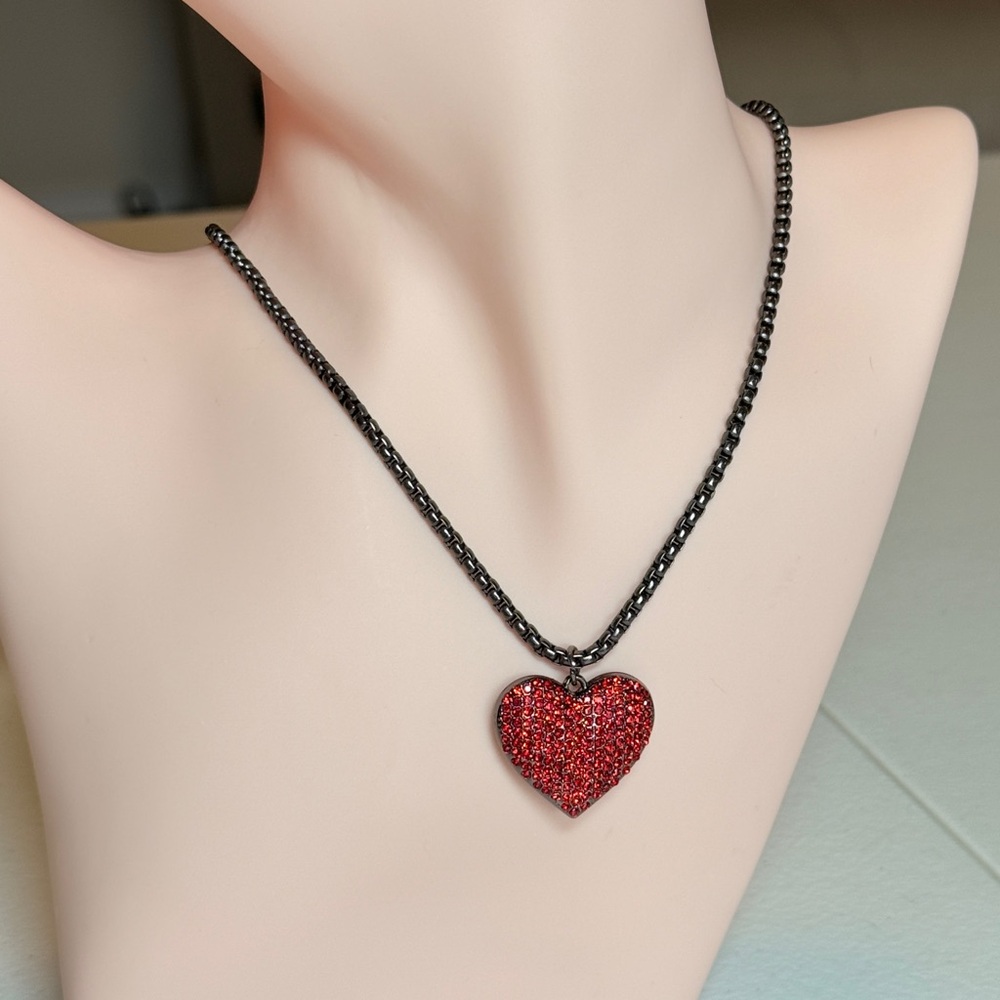 ⚜️ Vamp Red Heart Pendant Necklace - Picture 8 of 9